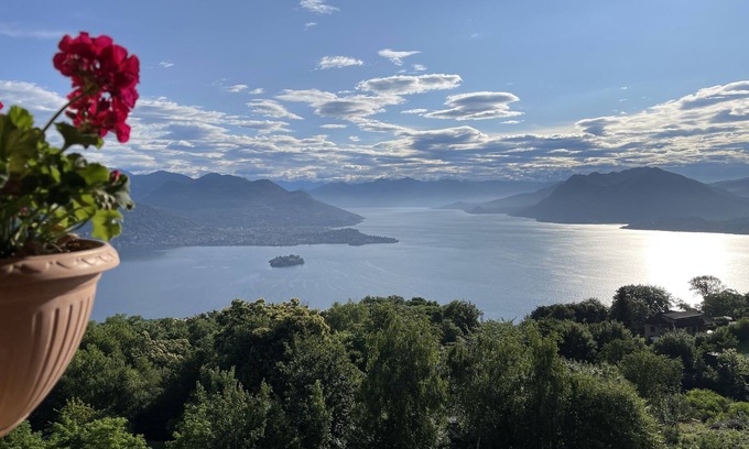 Levo House | Scenic Lake View Retreat with Spa and Child-Friendly Amenities