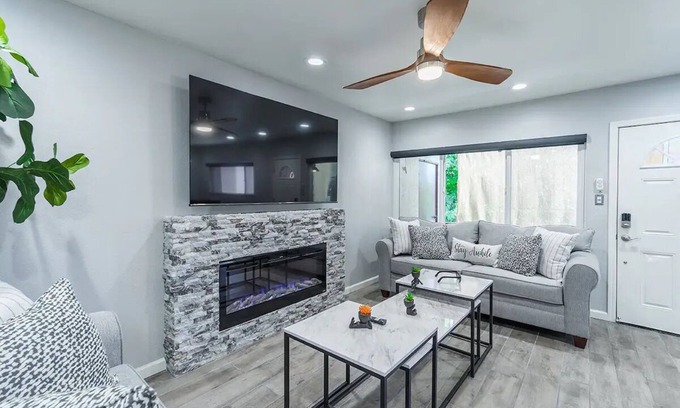 Winchester Condo | Scenic 2 BD Condo Steps from the Strip with Pool & Spa