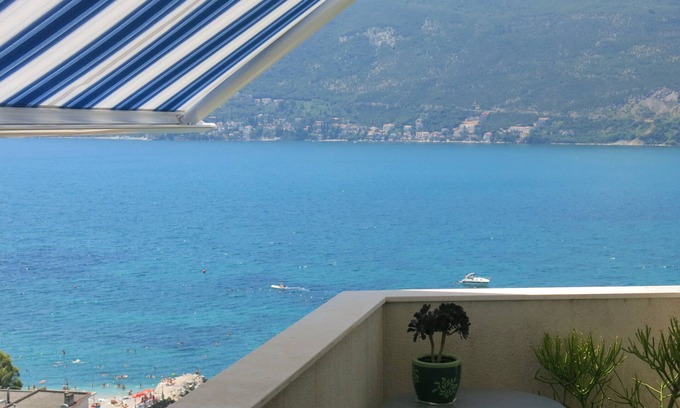 Topla Apartment | Stunning Views Apartment with Pool, 5 Min to Beach