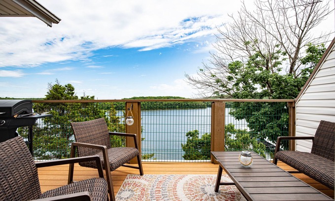 Kaiser Condo | Unforgettable Balcony Views & Gated Pool Oasis
