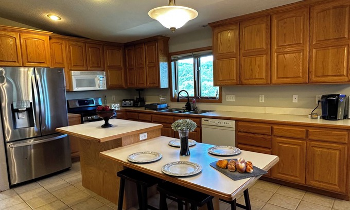 Manhattan House | Exceptional Getaway: Stunning Views and Family-Friendly Amenities