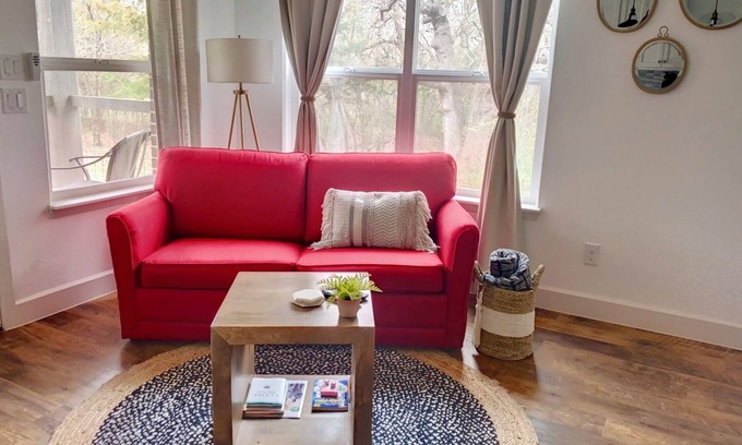 South Arlington House | Unforgettable Retreat: Scenic Views & Prime Downtown Access