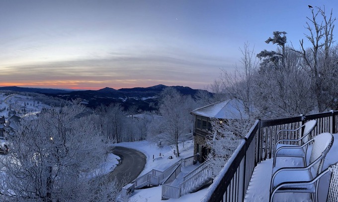 Banner Elk House | Unforgettable Beech Mountain Views & Steps to Ski Slopes