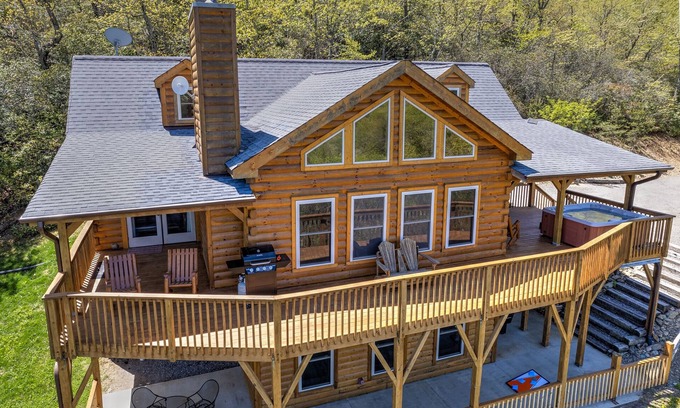 Black Mountain Cabin | Mitchell View: Breathtaking Views & Pet-Friendly Retreat