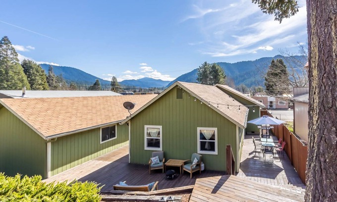 Oakridge House | Scenic Retreat - Steps from Brew Pub with Breakfast & Kitchen
