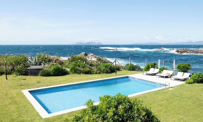 Baiona Villa | Beautiful Villa by the Sea with Oceanfront Amenities