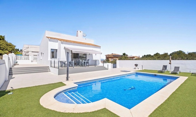 El Faro House | Inviting Villa in El Faro, Steps from the Beach