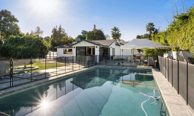 Tarzana House | Delightful Villa in the Heart of Tarzana with Great Amenities