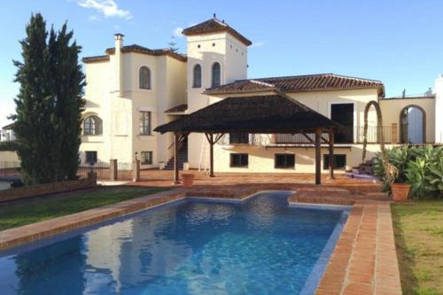 New Golden Mile Villa | Beautiful Villa to Rent in Estepona - Steps from the Beach