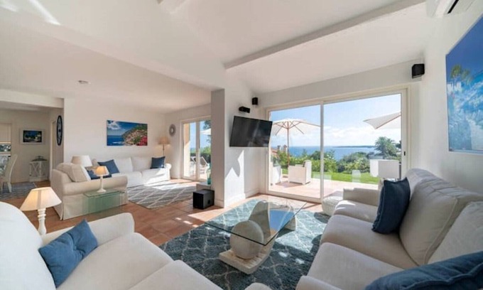 Vallauris Villa | Stunning Villa with Oceanfront Views in Cannes Californie
