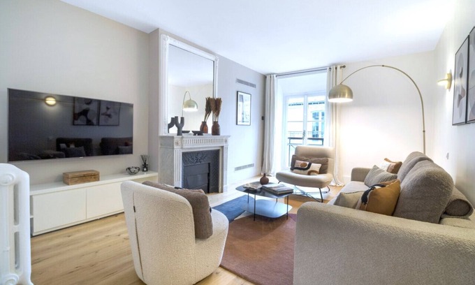 8th Arrondissement Apartment | Inviting Apartment Near Galleries Lafayette & Madeleine