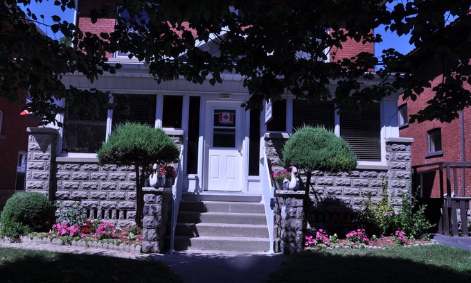 Stratford House | Premier Ambassador B & B Guest Home with Pool & Breakfast