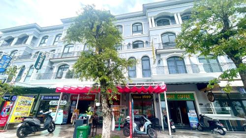 Ganh Dau Bed & Breakfast | Amber 2 Hotel & 1989 Vinwonder Safari