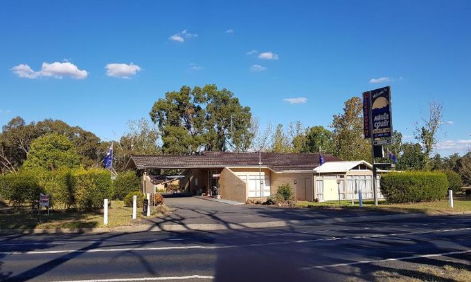 Coonabarabran Hotel | Cozy Amber Court Motor Inn with Pool and Family-Friendly Fun