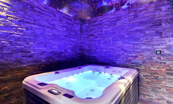 Emaus Hotel | Amber Hotel: Guest Rated 8.8 with Pool and Spa Amenities