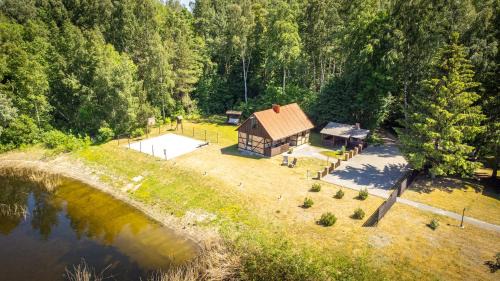 Klaipeda District Municipality House | Amber House: Pet-Friendly Retreat with Hot Tub & Kitchen