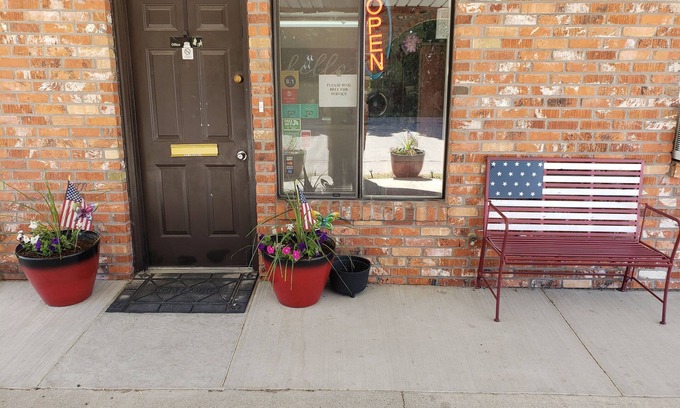 Eden Hotel | Comfortable Amber Inn Motel with Spa and Breakfast Options