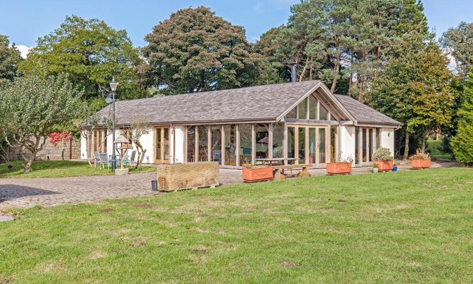 Ashover House | Amber Lodge: Family-Friendly Retreat with 9.3/10 Rating