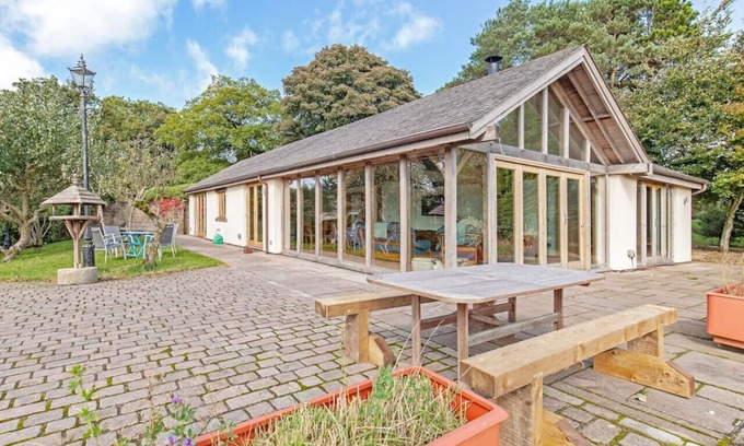 Ashover Cottage | Amber Lodge: Cozy Retreat in the Derbyshire Countryside