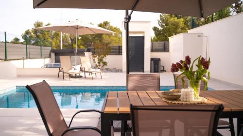Polop Apartment | Elegant Apartment with Pool and Oceanfront Views