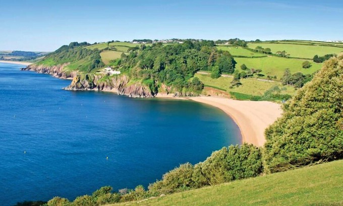 Dartmouth Cottage | Amberley: Family-Friendly Retreat with Breakfast & Kitchen