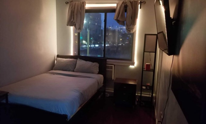 Queens Apartment | Ideal 2BR/2BA Retreat for Groups - Close to City Attractions
