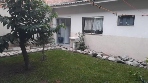 Caioba House | Welcoming Retreat with Garden Access for Pets & Ocean Views