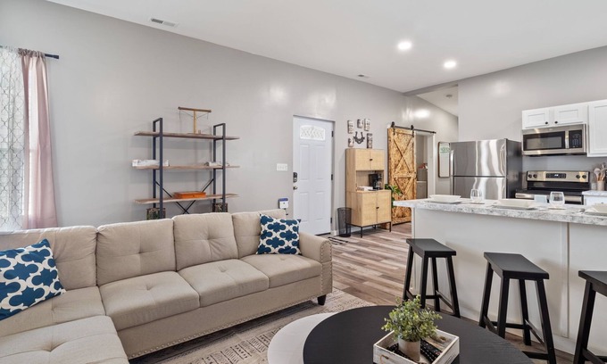 New Albany House | New Amble Hotel: Pet-Friendly with Downtown Access!