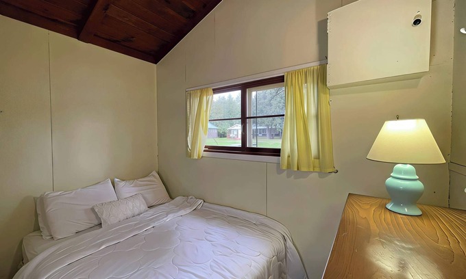 Bobcaygeon House | Ambleside: Cozy 2-Bedroom Cottage with Pet-Friendly Amenities