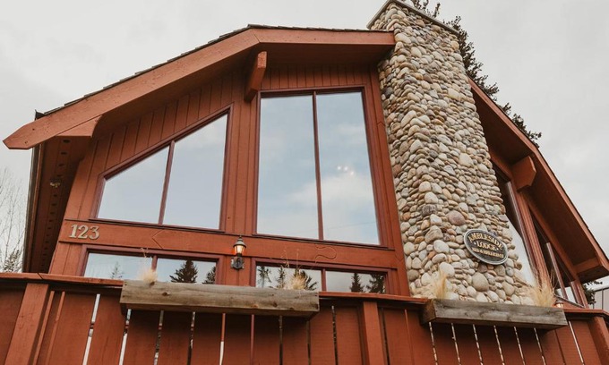 Canmore Bed & Breakfast | Exceptional Ambleside Lodge Bed & Breakfast: 4-Star Retreat