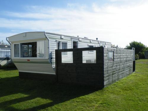 Ballum Ski Chalet | Relax at Ameland Recreatie with Oceanfront Pool & Breakfast