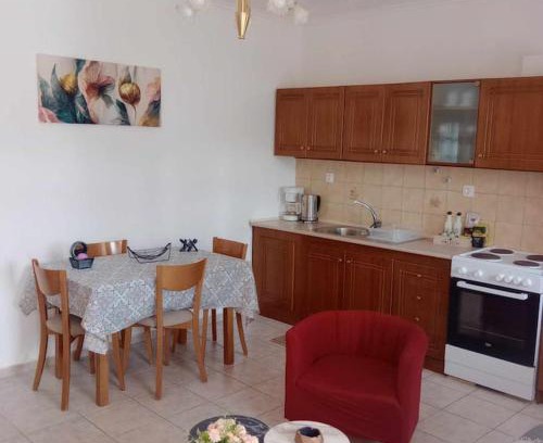 Neoi Epivates Apartment | Family-Friendly Escape at Ameli House with Great Amenities
