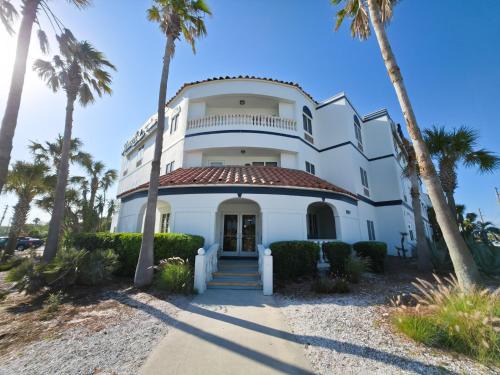 Fernandina Beach Hotel | Beachfront Bliss at Amelia Hotel: Family-Friendly Retreat