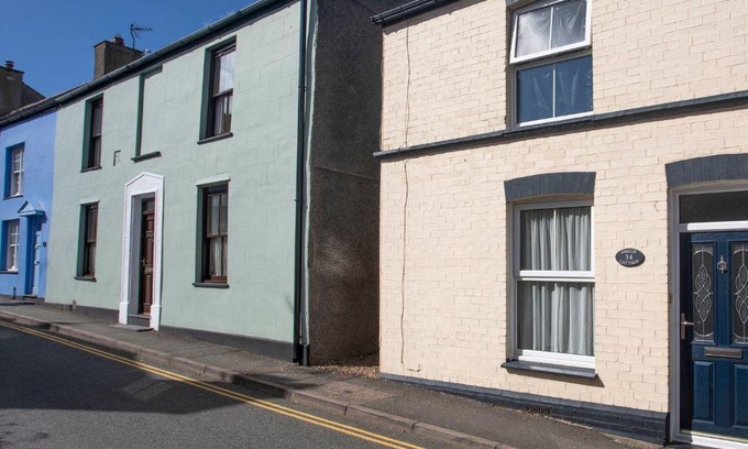 Beaumaris House | Relaxing Amelie Cottage: Pet-Friendly with Ocean Views