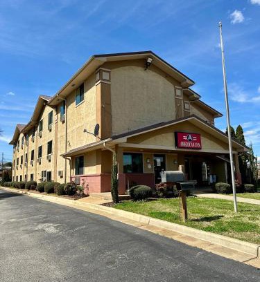 Alexander City Hotel | Budget-Friendly American Inn in Alexander City with Kitchen