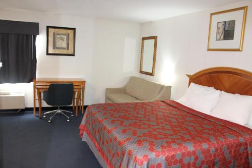 Ionia Hotel | Pet-Friendly American Inn and Suites Ionia with Pool Access