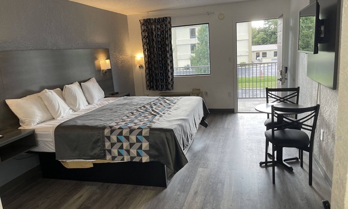 Paducah Hotel | Budget-Friendly American Inn with Free Breakfast & Kitchen