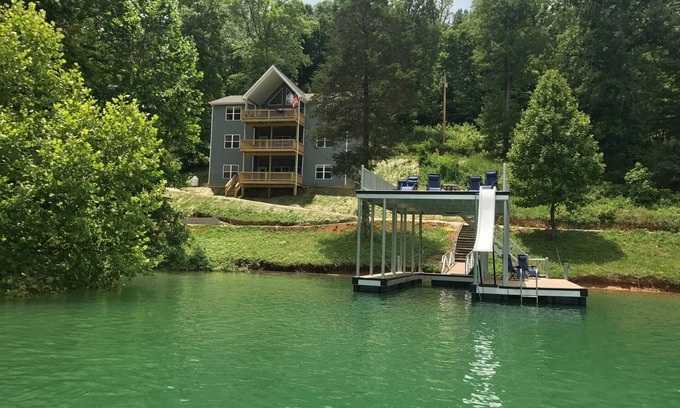 La Follette House | Prime Location at American Spirit with Double Decker Dock