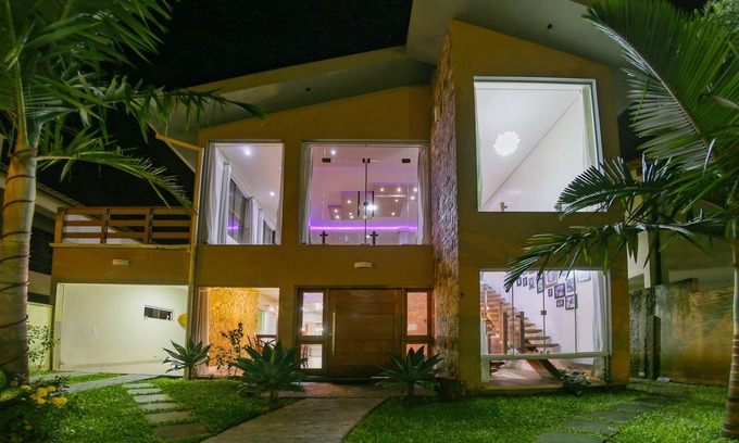 Barra de Ibiraquera House | Discover the American Style House with Pool & Family Amenities