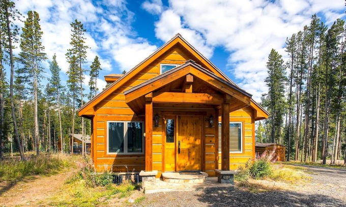 Breckenridge House | Elegant American Way Chalet with Hot Tub & Family-Friendly Vibe