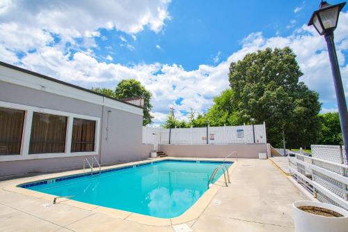 Winston - Salem Hotel | Budget-Friendly Stay at Americas Best Value Inn Winston-Salem