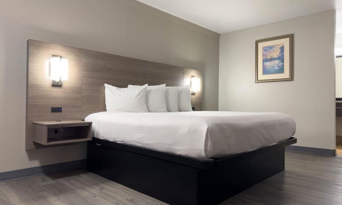 North Loop Hotel | Convenient Stay at Americas Best Value Inn Austin