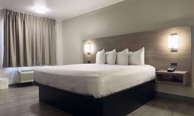 North Loop Hotel | Convenient Stay at Americas Best Value Inn Austin University