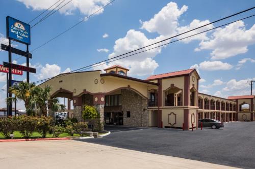 Buda Hotel | Discover Americas Best Value Inn Buda with Pool & Ocean View