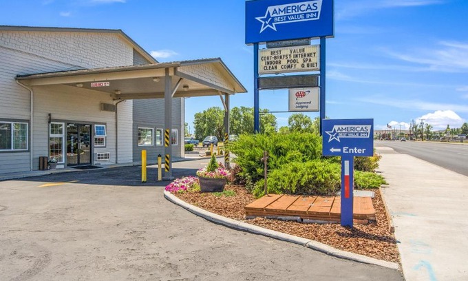 Burns Hotel | Relax at Americas Best Value Inn Burns with Oceanfront Pool