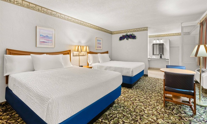 Pecos Hotel | Comfortable Knights Inn & Suites with Pool and Spa