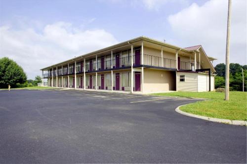 Loudon Hotel | Cozy America's Best Value Inn - Loudon with Hot Tub & Pets