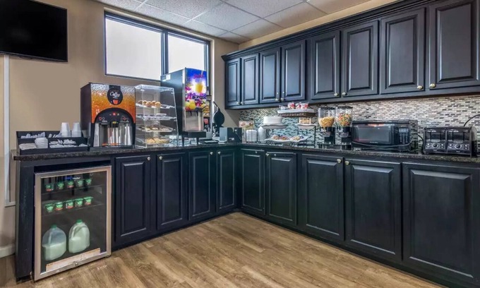 Opelika Hotel | Budget-Friendly Econo Lodge Opelika with Family Amenities