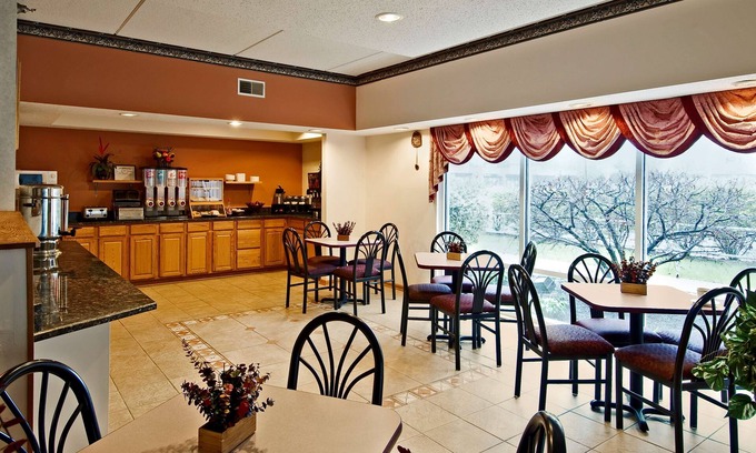 Waukegan Hotel | Comfortable Stay at Americas Best Value Inn & Suites Waukegan