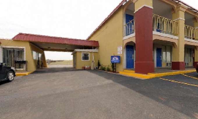 Weatherford Hotel | Budget-Friendly Stay at Americas Best Value Inn Weatherford